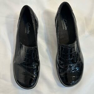 Clarks Bendable Glossy Black Croc-Embossed Shoes . Size 5.5